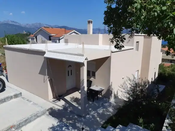 Dvospratna kuća sa pogledom na more