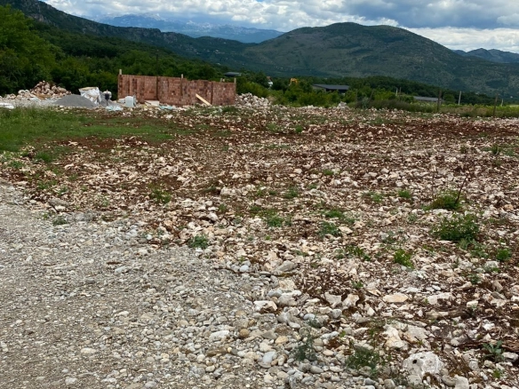Uređen plac od 1.500 m² u Piperima