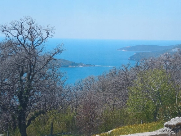 Urbanizovan plac sa pogledom na more u Kuljačama