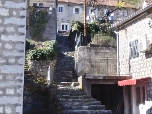 Kamena kuća u naselju Muo, Kotor — fotografija 3