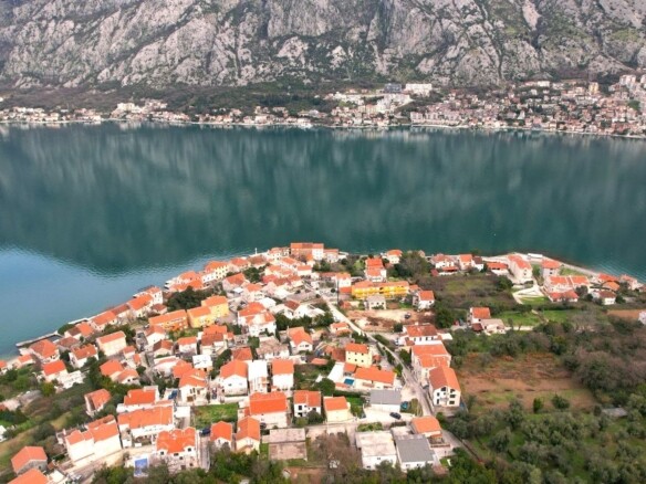 Plac sa pogledom na more u Prčanju, Kotor — fotografija 8