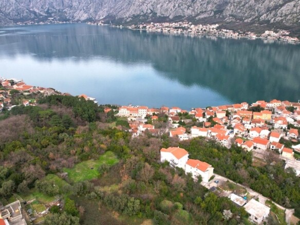 Plac sa pogledom na more u Prčanju, Kotor — fotografija 2