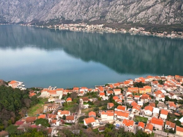 Plac sa pogledom na more u Prčanju, Kotor — fotografija 6