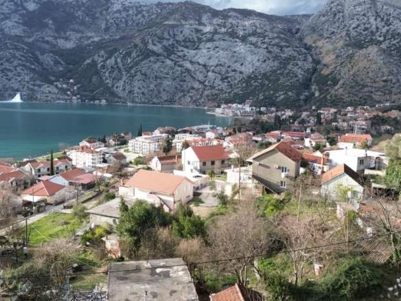 Urbanizovan plac sa pogledom na zaliv u Risnu, Kotor — fotografija 2