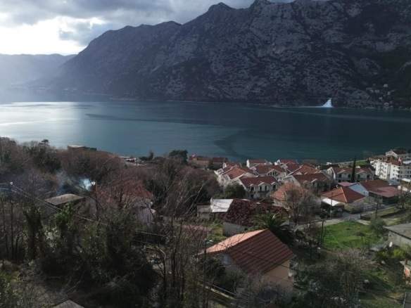 Urbanizovan plac sa pogledom na zaliv u Risnu, Kotor — fotografija 3