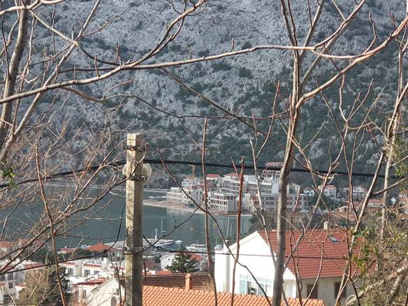 Urbanizovan plac sa pogledom na zaliv u Risnu, Kotor — fotografija 4