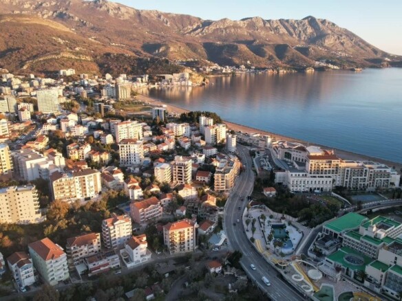 Urbanizovan plac sa pogledom na more u Bečićima, Budva — fotografija 2