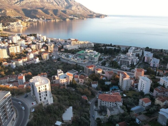 Urbanizovan plac sa pogledom na more u Bečićima, Budva — fotografija 3