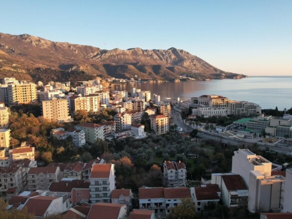 Urbanizovan plac sa pogledom na more u Bečićima, Budva — fotografija 4