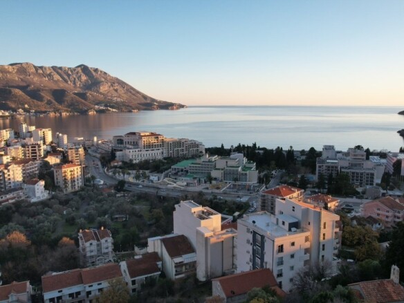 Urbanizovan plac sa pogledom na more u Bečićima, Budva — fotografija 5