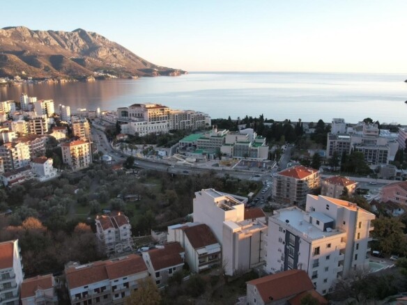 Urbanizovan plac sa pogledom na more u Bečićima, Budva — fotografija 6