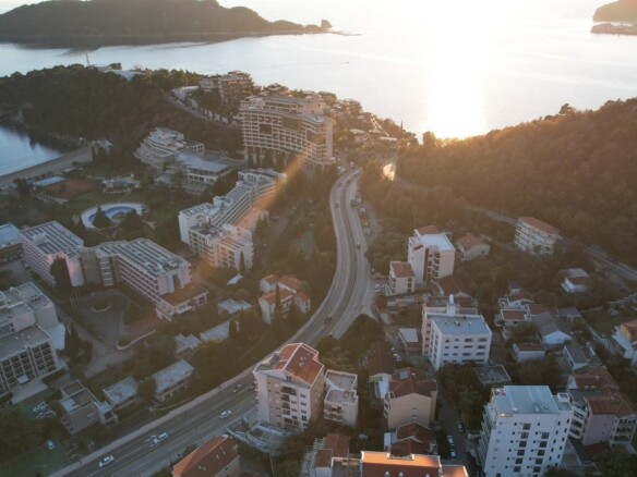 Urbanizovan plac sa pogledom na more u Bečićima, Budva — fotografija 7