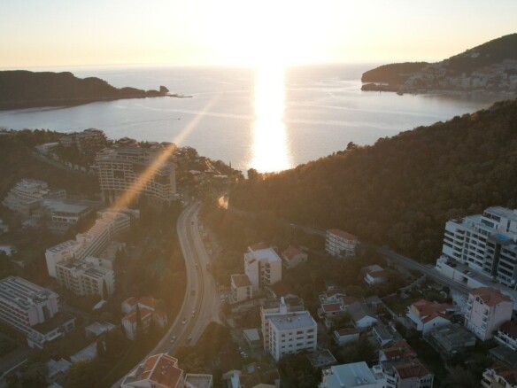 Urbanizovan plac sa pogledom na more u Bečićima, Budva — fotografija 8