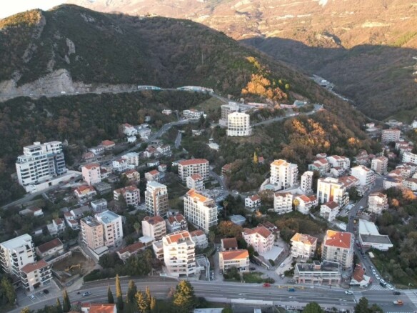 Urbanizovan plac sa pogledom na more u Bečićima, Budva — fotografija 9