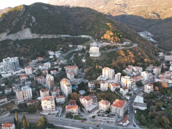 Urbanizovan plac sa pogledom na more u Bečićima, Budva — fotografija 10