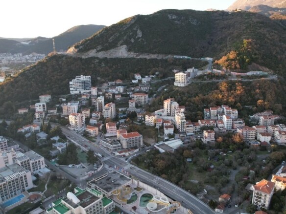 Urbanizovan plac sa pogledom na more u Bečićima, Budva — fotografija 11