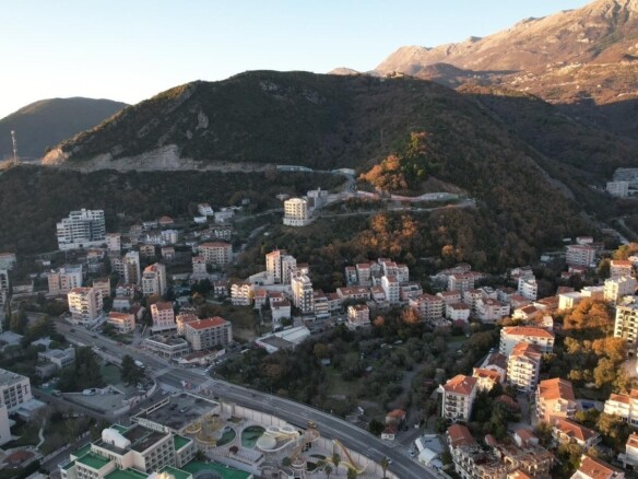 Urbanizovan plac sa pogledom na more u Bečićima, Budva — fotografija 12