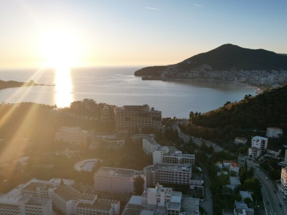 Urbanizovan plac sa pogledom na more u Bečićima, Budva — fotografija 13