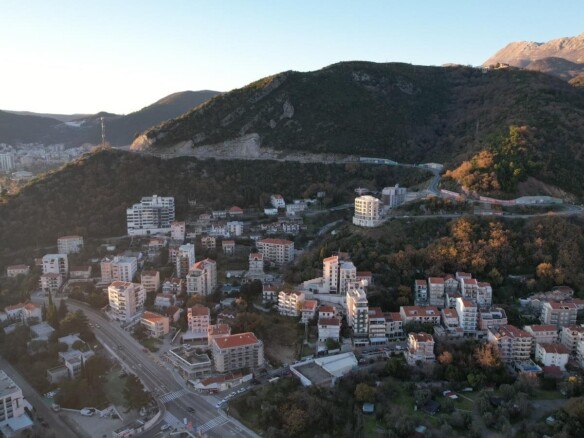 Urbanizovan plac sa pogledom na more u Bečićima, Budva — fotografija 15