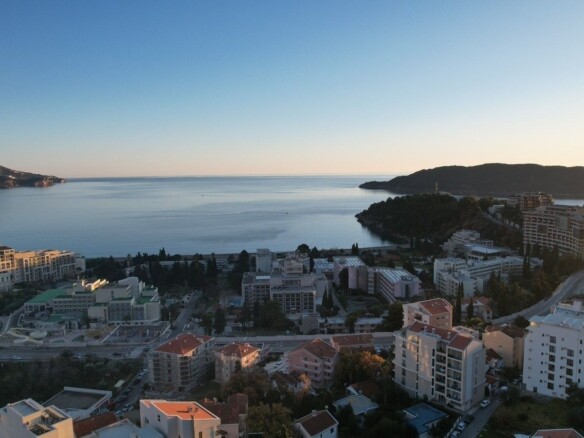 Urbanizovan plac sa pogledom na more u Bečićima, Budva — fotografija 18