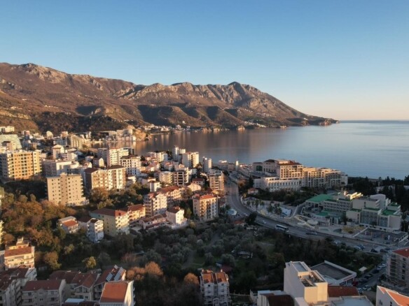 Urbanizovan plac sa pogledom na more u Bečićima, Budva — fotografija 19