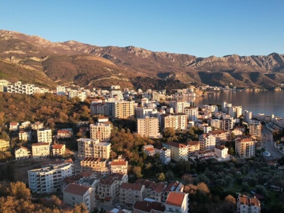 Urbanizovan plac sa pogledom na more u Bečićima, Budva — fotografija 20