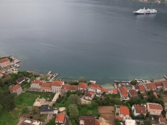Plac sa pogledom na more u Prčanju, Kotor — fotografija 3
