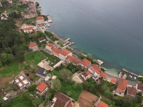 Plac sa pogledom na more u Prčanju, Kotor — fotografija 4