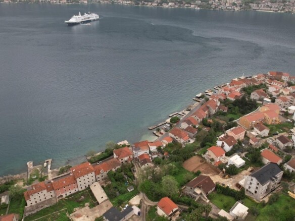 Plac sa pogledom na more u Prčanju, Kotor — fotografija 5