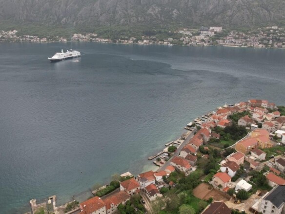 Plac sa pogledom na more u Prčanju, Kotor — fotografija 7