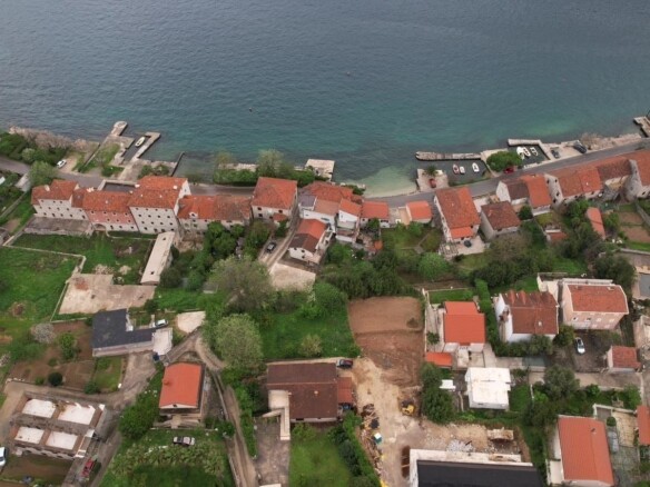 Plac sa pogledom na more u Prčanju, Kotor — fotografija 9