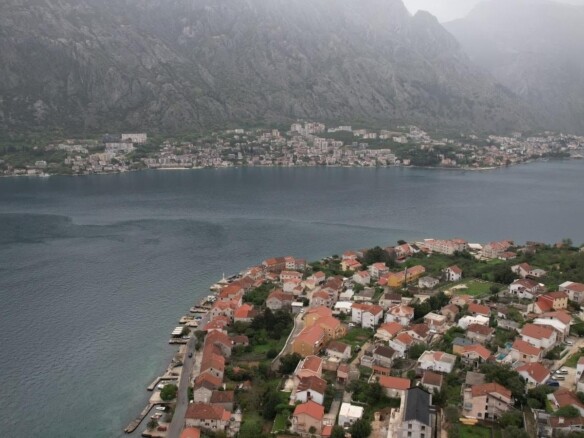 Plac sa pogledom na more u Prčanju, Kotor — fotografija 10