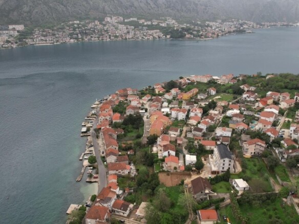 Plac sa pogledom na more u Prčanju, Kotor — fotografija 11