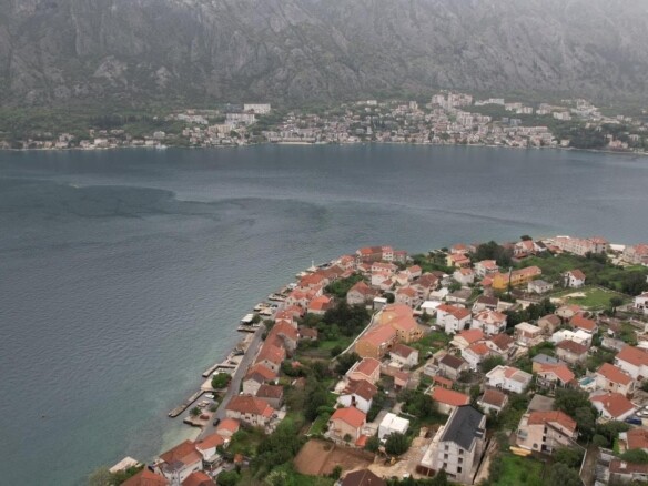 Plac sa pogledom na more u Prčanju, Kotor — fotografija 12