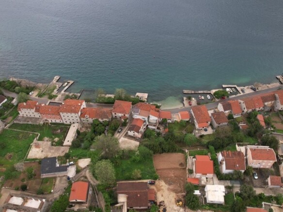 Plac sa pogledom na more u Prčanju, Kotor — fotografija 14