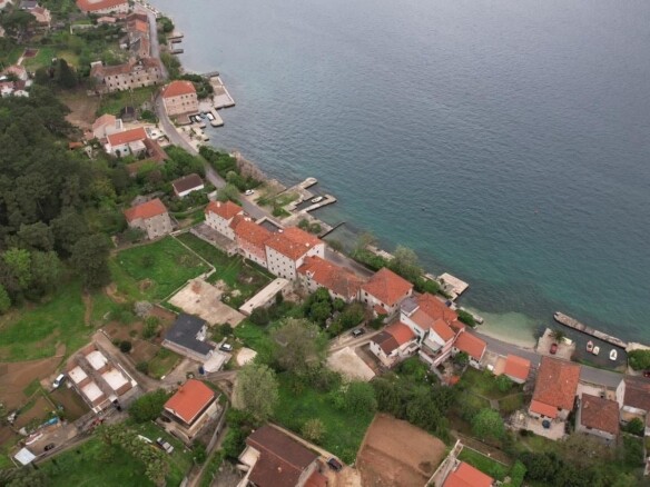 Plac sa pogledom na more u Prčanju, Kotor — fotografija 15