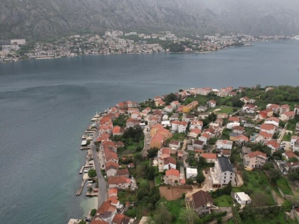 Plac sa pogledom na more u Prčanju, Kotor — fotografija 16
