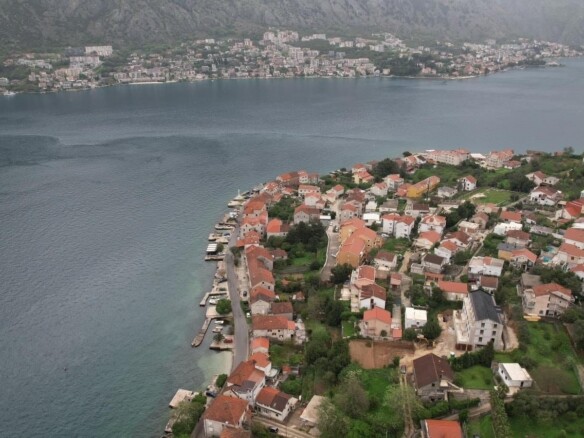 Plac sa pogledom na more u Prčanju, Kotor — fotografija 17