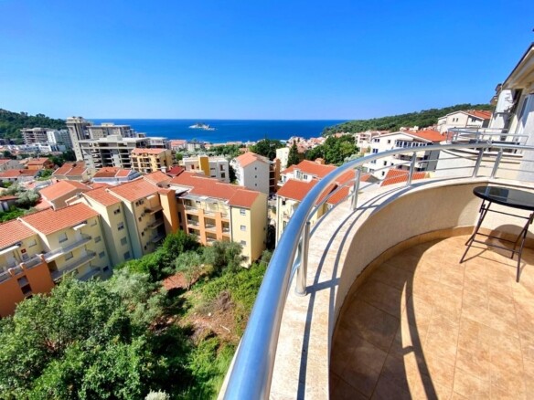 Trosoban stan s pogledom na more u Petrovcu, Budva — fotografija 3
