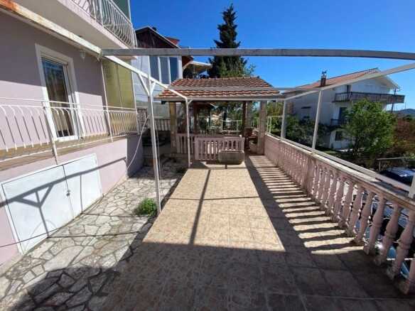 Trospratna kuća sa pogledom na more u Kavi, Tivat — fotografija 3