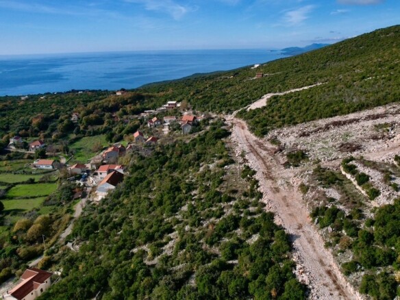 Urbanizovan plac u naselju Zagora, Kotor — fotografija 7