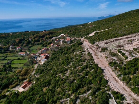 Urbanizovan plac u naselju Zagora, Kotor — fotografija 8