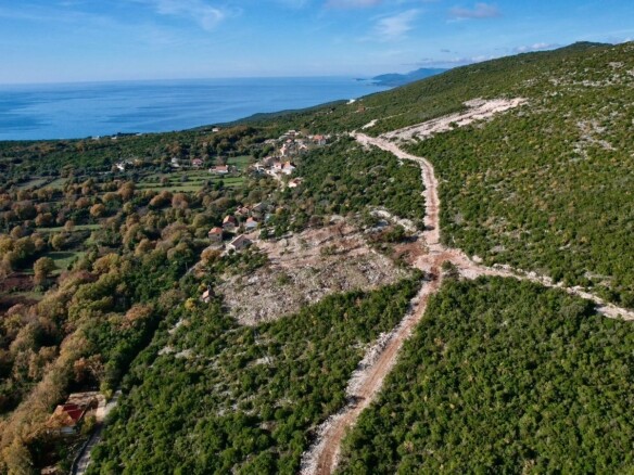 Urbanizovan plac u naselju Zagora, Kotor — fotografija 9