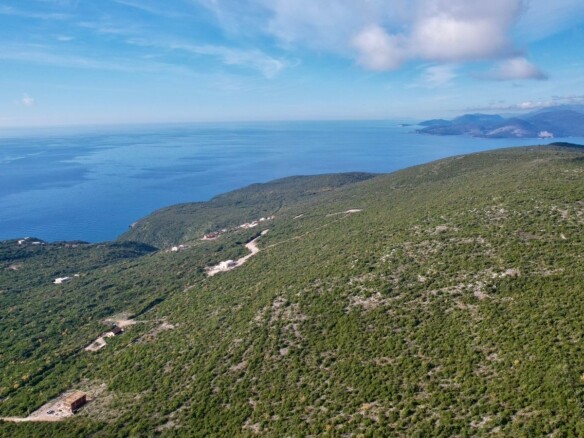 Urbanizovan plac u naselju Zagora, Kotor — fotografija 11