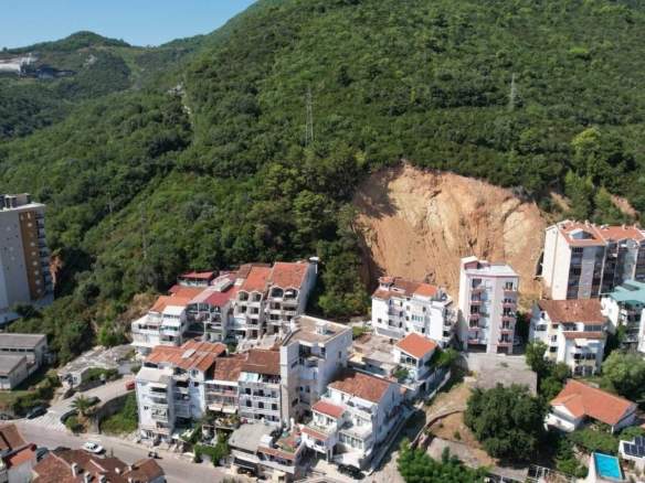 Plac u Dubovici, Budva — fotografija 4