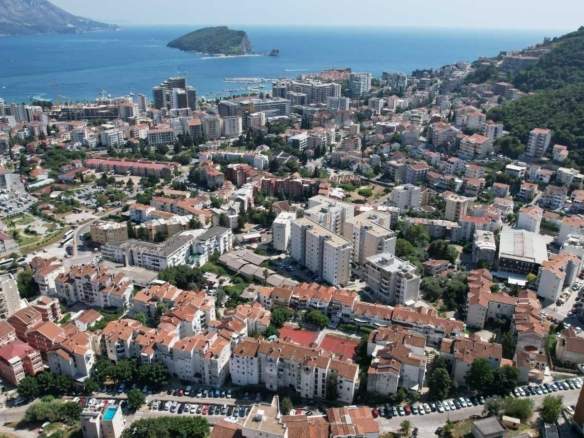 Plac u Dubovici, Budva — fotografija 5