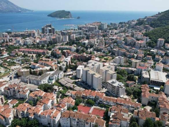 Plac u Dubovici, Budva — fotografija 6