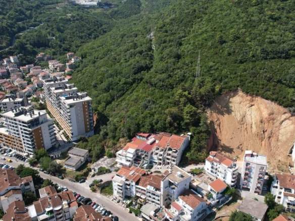 Plac u Dubovici, Budva — fotografija 7