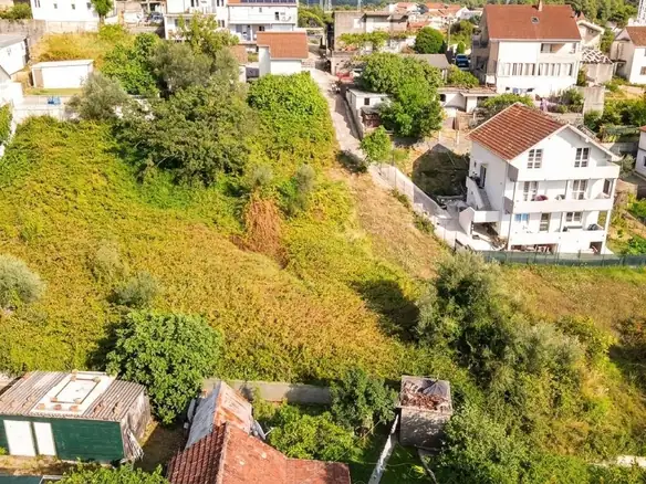 Urbanizovan plac u naselju Mrčevac, Tivat — fotografija 2