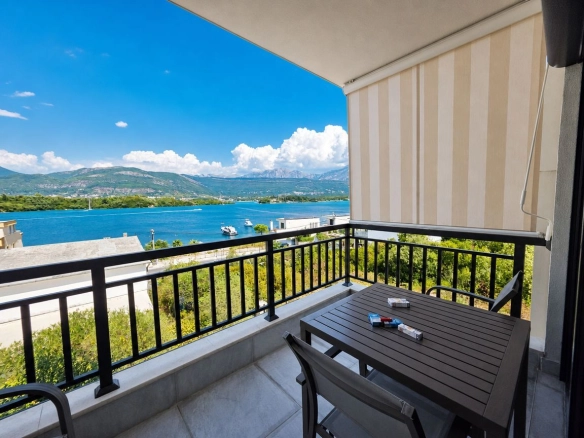 Jednosoban stan na prvoj liniji mora, Đuraševići, Tivat — fotografija 2